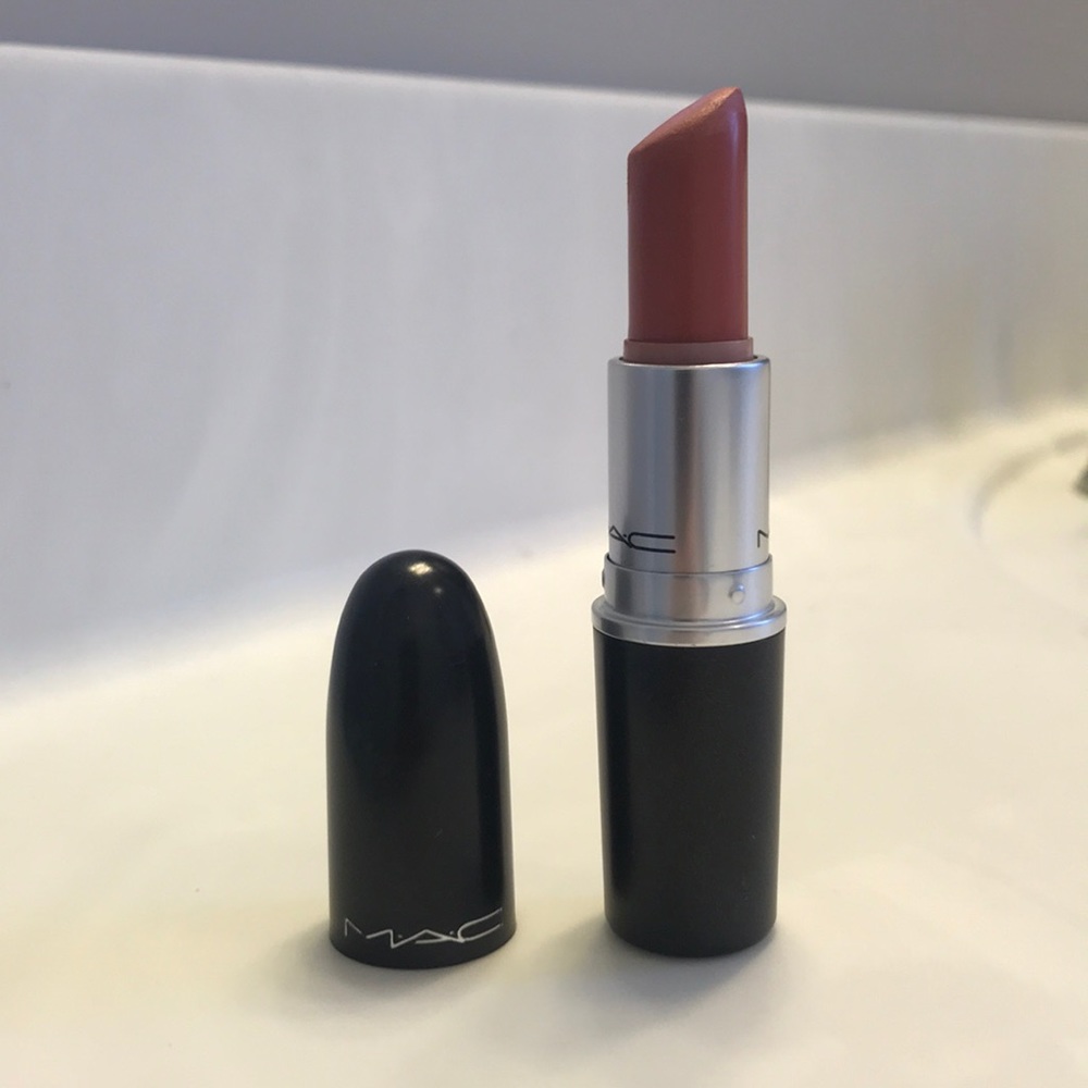 MAC Lipstick in the shade ‘Kinda Sexy’